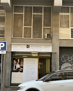Street-level exterior of 4S Academy in Sant Gervasi.